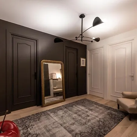Luxurious Private Garage In The Heart Of Άννεσι
